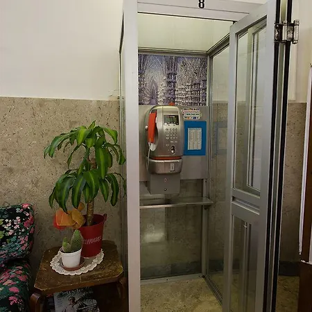 Domus Civica אכסניה