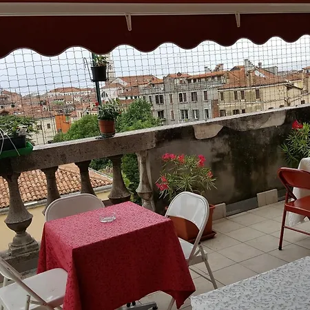 Domus Civica Хостел *